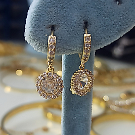 Pirinç Sallantılı Taşlı Küpe