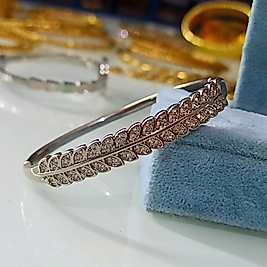 Çelik Gümüş Kaplamalı Buğday Taşlı Marka Model Kelepçe